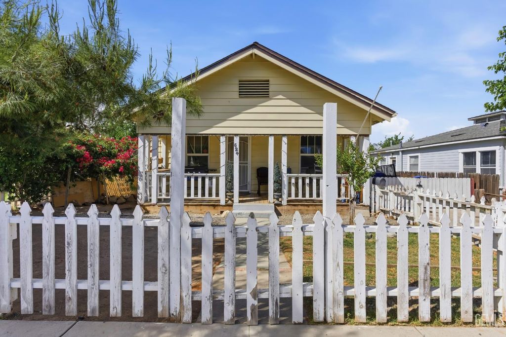 Photo of 524 B Street, Taft, CA 93268 (MLS # 202604074)