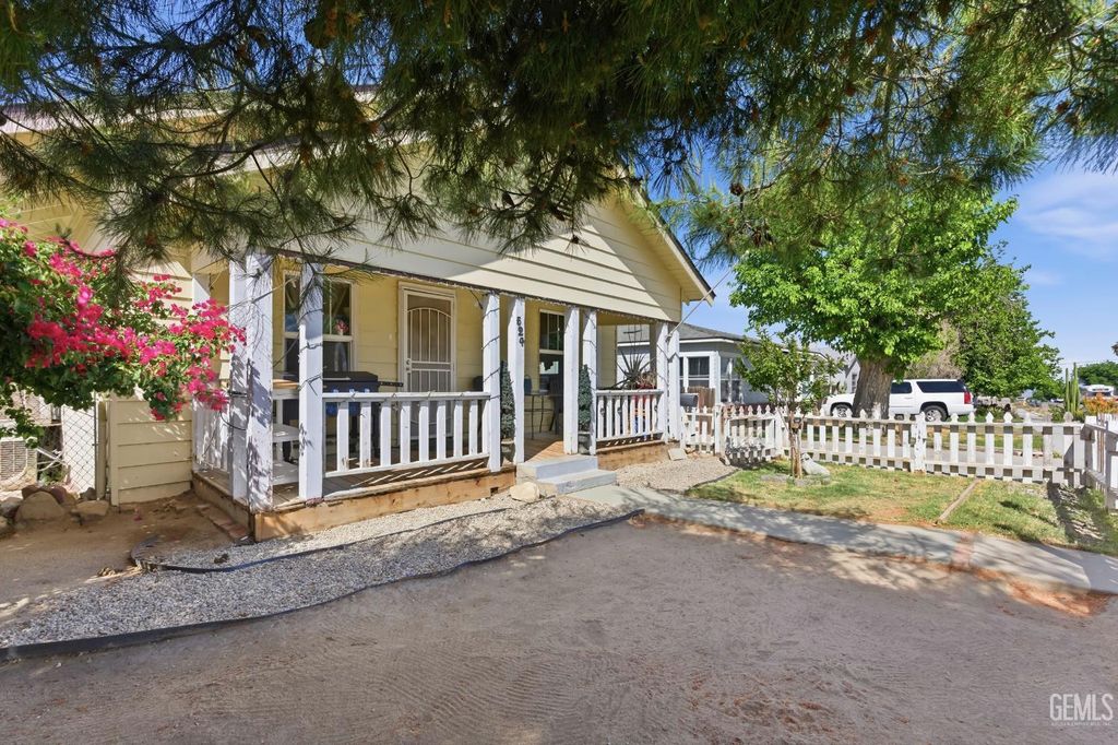 Photo of 524 B Street, Taft, CA 93268 (MLS # 202604074)