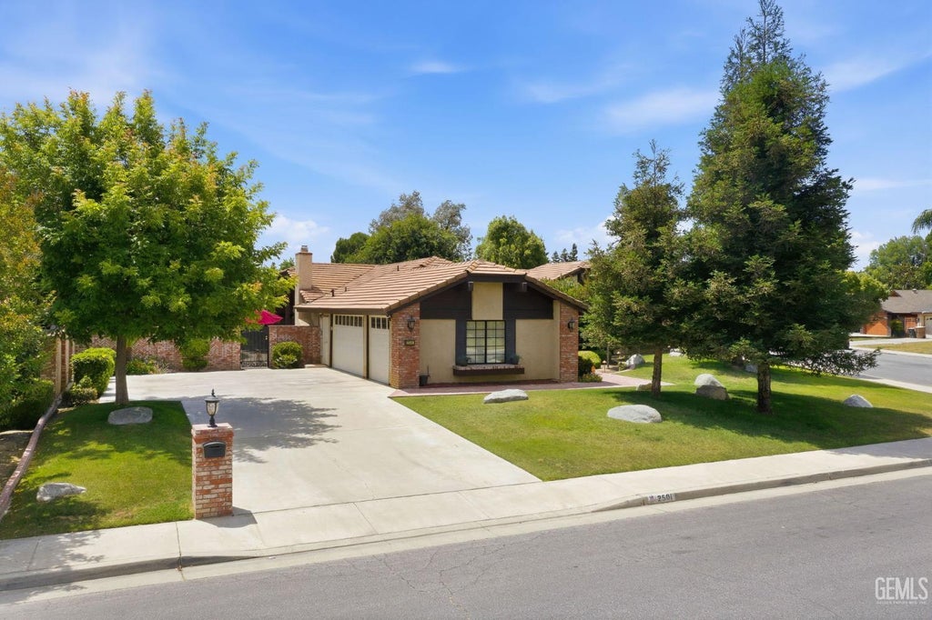 Photo of 2501 Moffitt Way, Bakersfield, CA 93309 (MLS # 202605789)
