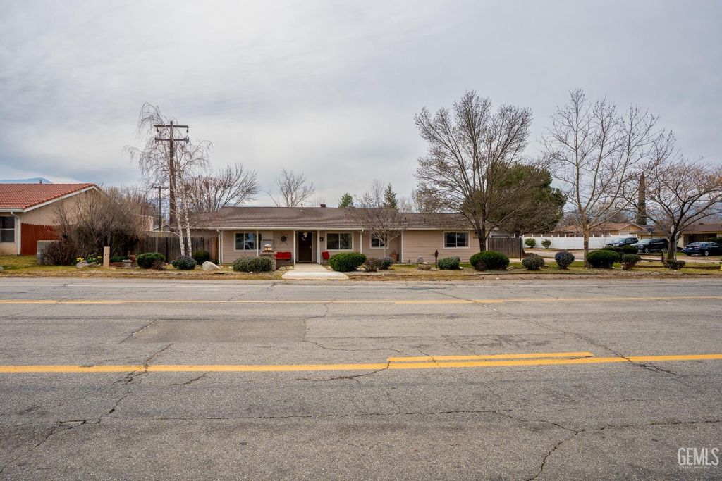 Photo of 21621 Golden Hills Boulevard, Tehachapi, CA 93561 (MLS # 202601425)