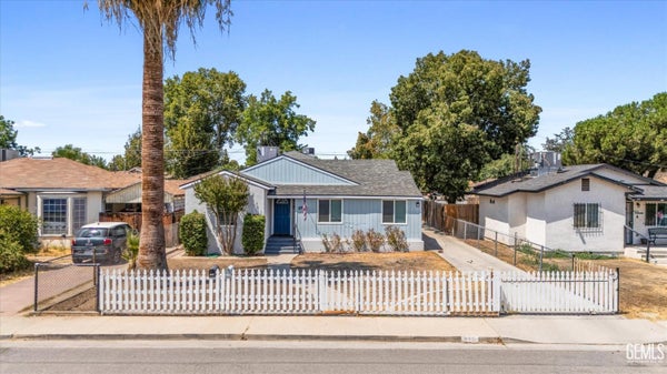 218 ARVIN ST, BAKERSFIELD, CA 93308 - Image 05d8e413be7ac54e9a2e1268d6d34e78/821574110