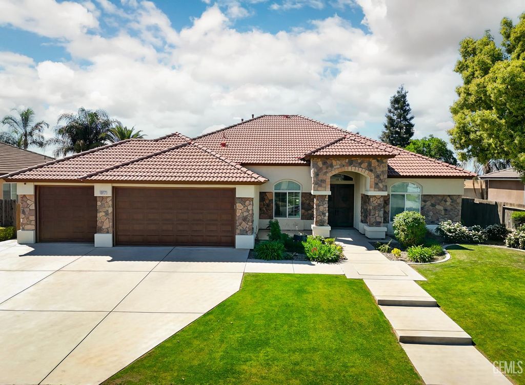 Photo of 10117 Silverthorne Drive, Bakersfield, CA 93314 (MLS # 202604081)