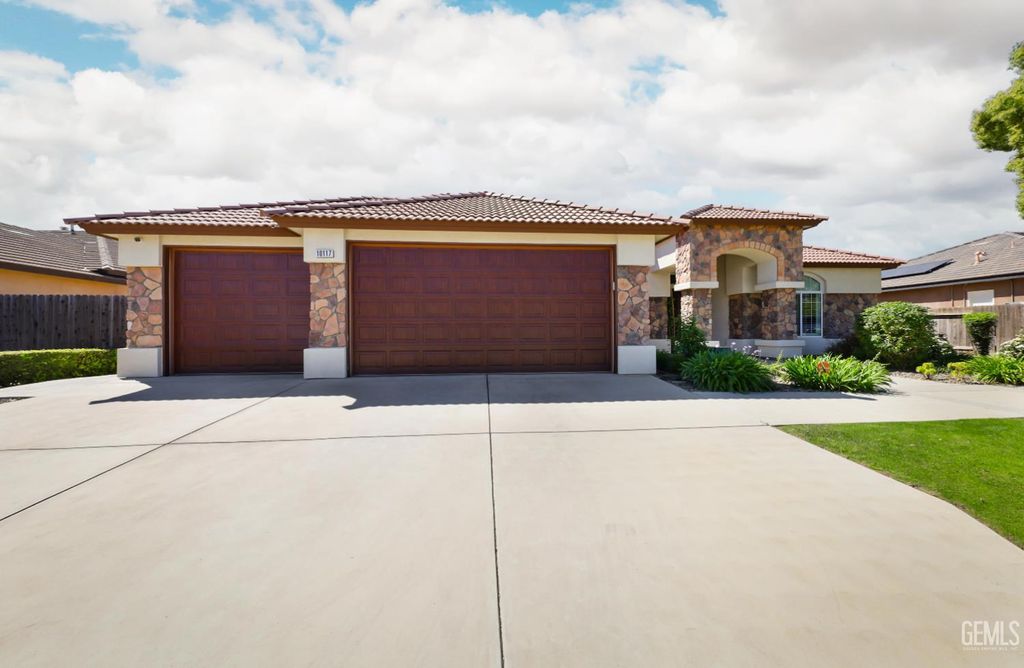 Photo of 10117 Silverthorne Drive, Bakersfield, CA 93314 (MLS # 202604081)