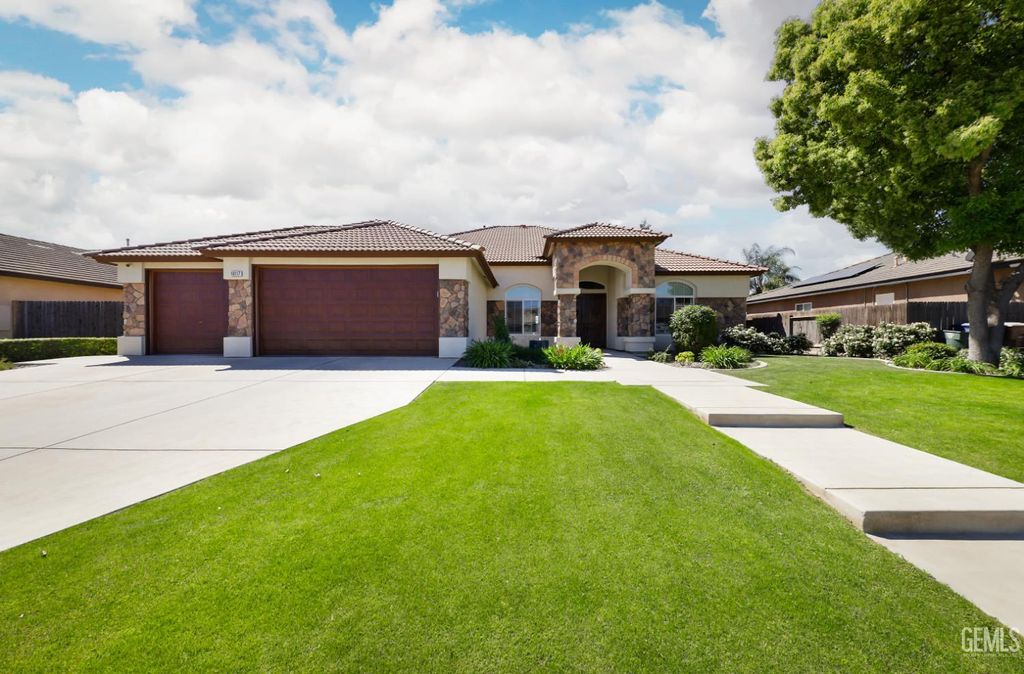 Photo of 10117 Silverthorne Drive, Bakersfield, CA 93314 (MLS # 202604081)