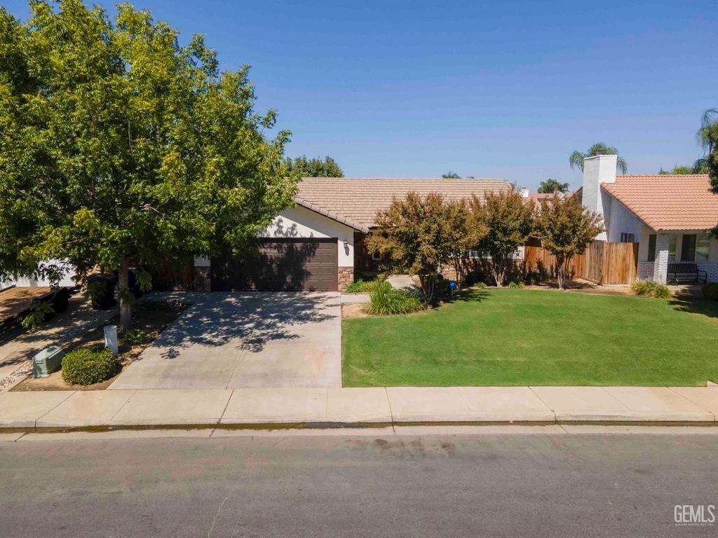 Photo of 10908 Royal Ascot Avenue, Bakersfield, CA 93312 (MLS # 202510567)