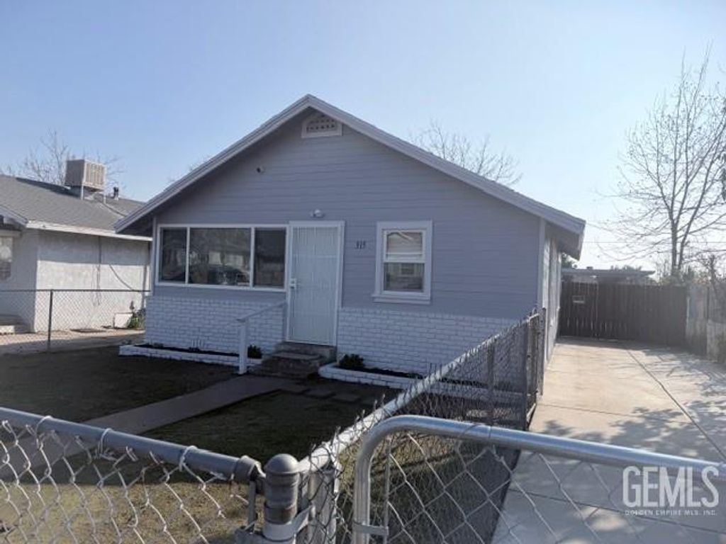 Photo of 315 Lincoln Avenue, Bakersfield, CA 93308 (MLS # 202600585)