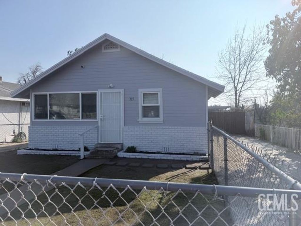 Photo of 315 Lincoln Avenue, Bakersfield, CA 93308 (MLS # 202600585)