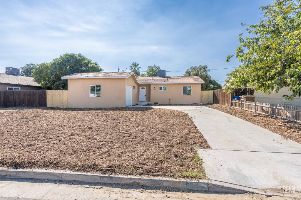 Photo of 613 Middlefield Street, Bakersfield, CA 93309 (MLS # 202510718)