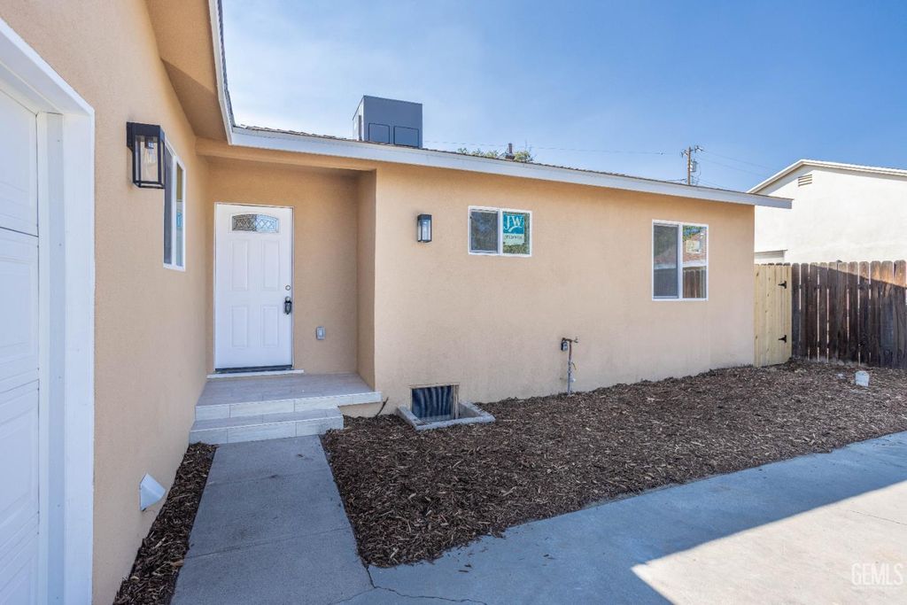 Photo of 613 Middlefield Street, Bakersfield, CA 93309 (MLS # 202510718)