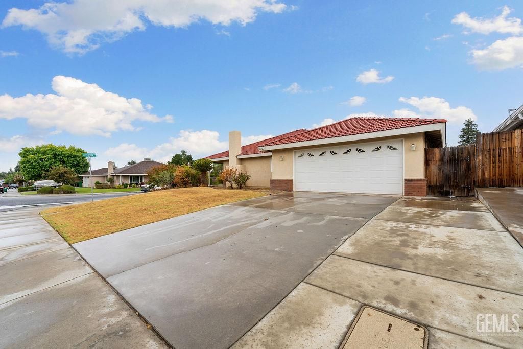 Photo of 2701 Deerbrook Street, Bakersfield, CA 93308 (MLS # 202511236)