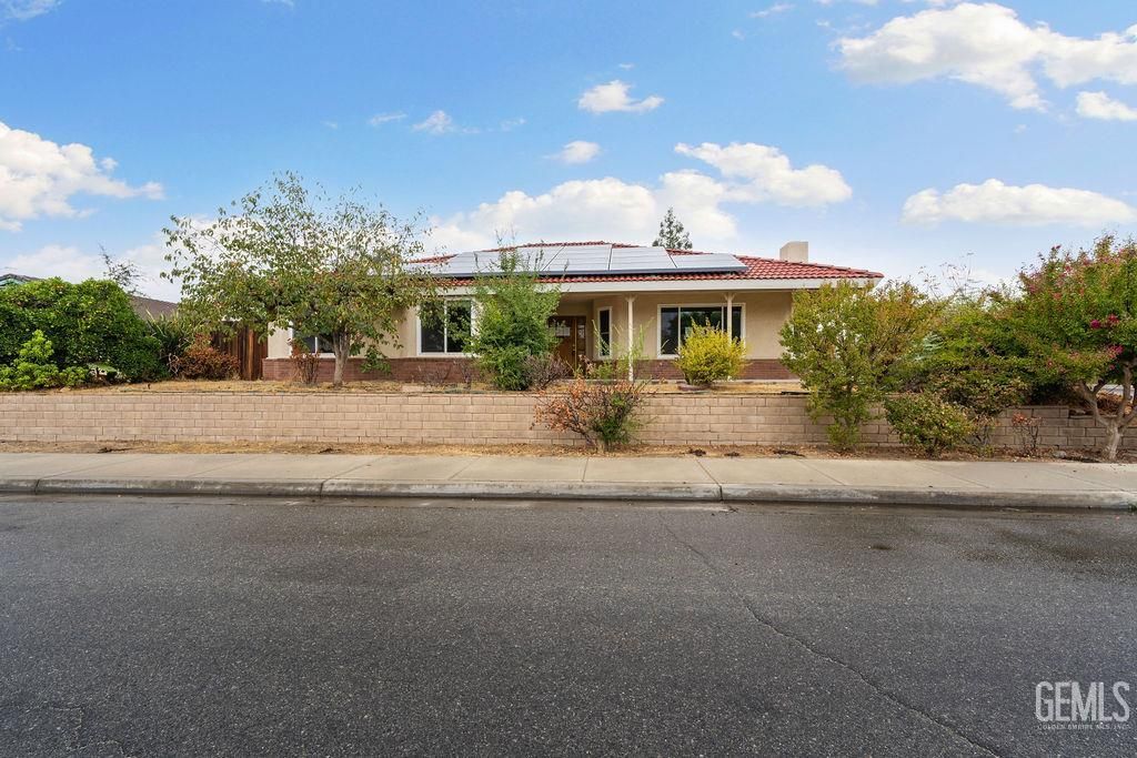 Photo of 2701 Deerbrook Street, Bakersfield, CA 93308 (MLS # 202511236)