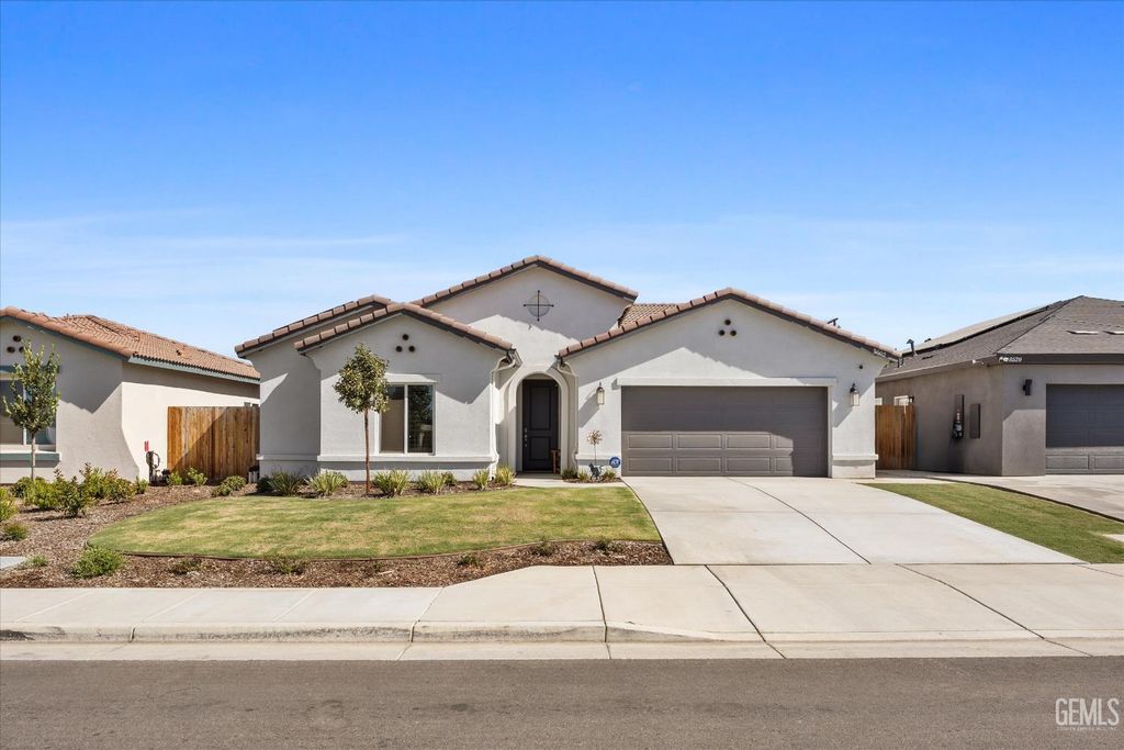 Photo of 8602 Avon Street, Bakersfield, CA 93314 (MLS # 202510442)