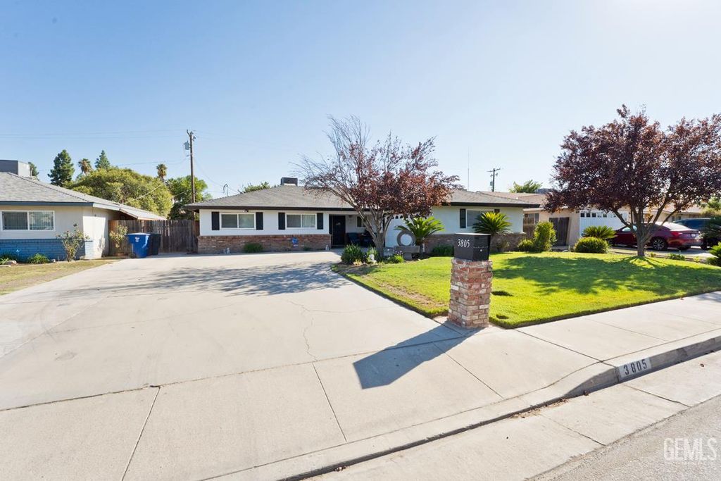 Photo of 3805 Alum Avenue, Bakersfield, CA 93309 (MLS # 202510306)