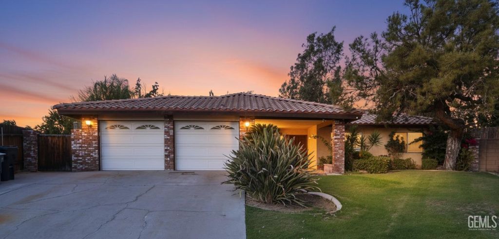 Photo of 2225 Manley Court, Bakersfield, CA 93306 (MLS # 202511310)