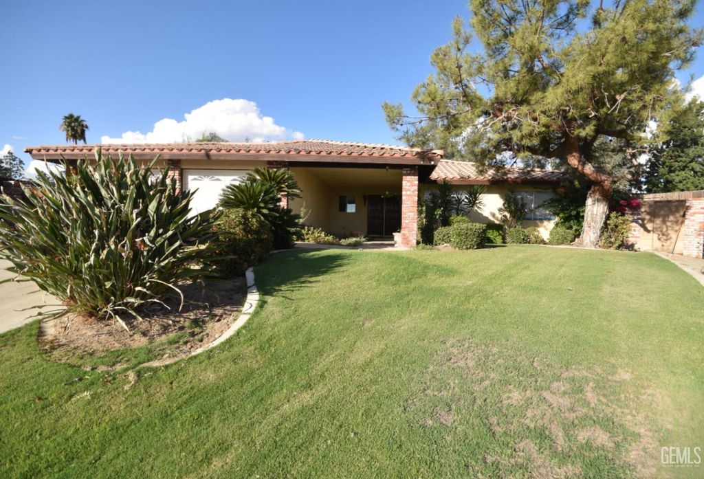 Photo of 2225 Manley Court, Bakersfield, CA 93306 (MLS # 202511310)