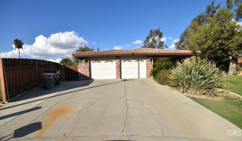 Photo of 2225 Manley Court, Bakersfield, CA 93306 (MLS # 202511310)