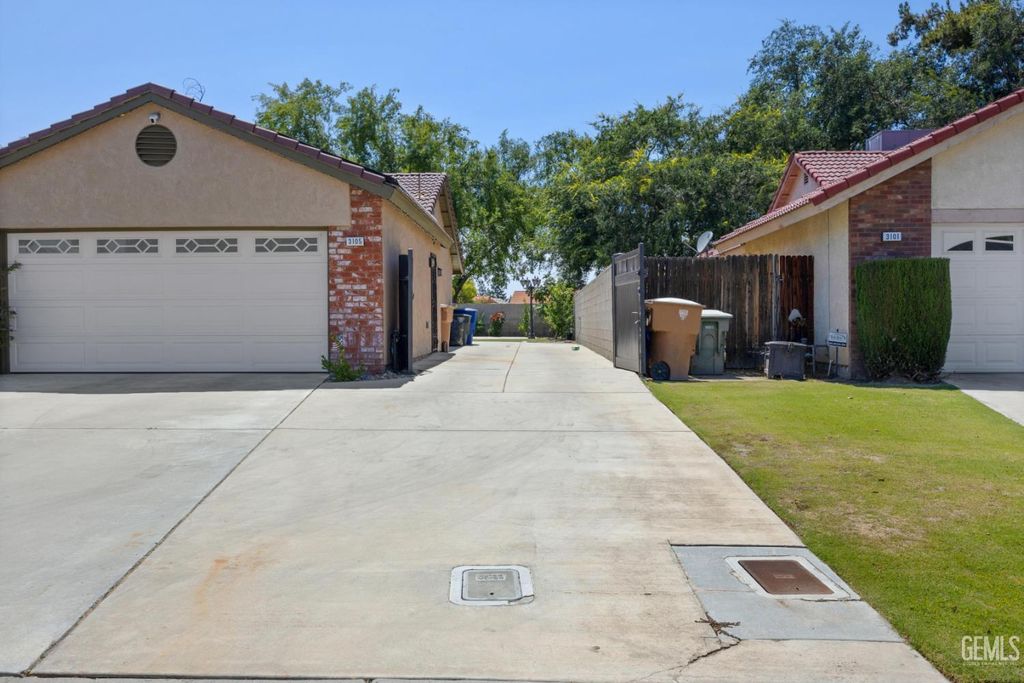 Photo of 3105 Whisper Oak Way, Bakersfield, CA 93311 (MLS # 202603670)