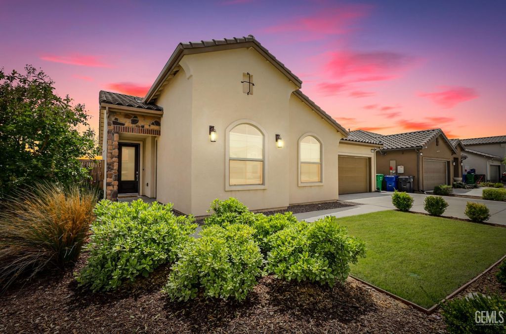 Photo of 9211 Willow Terrace Drive, Shafter, CA 93263 (MLS # 202604889)