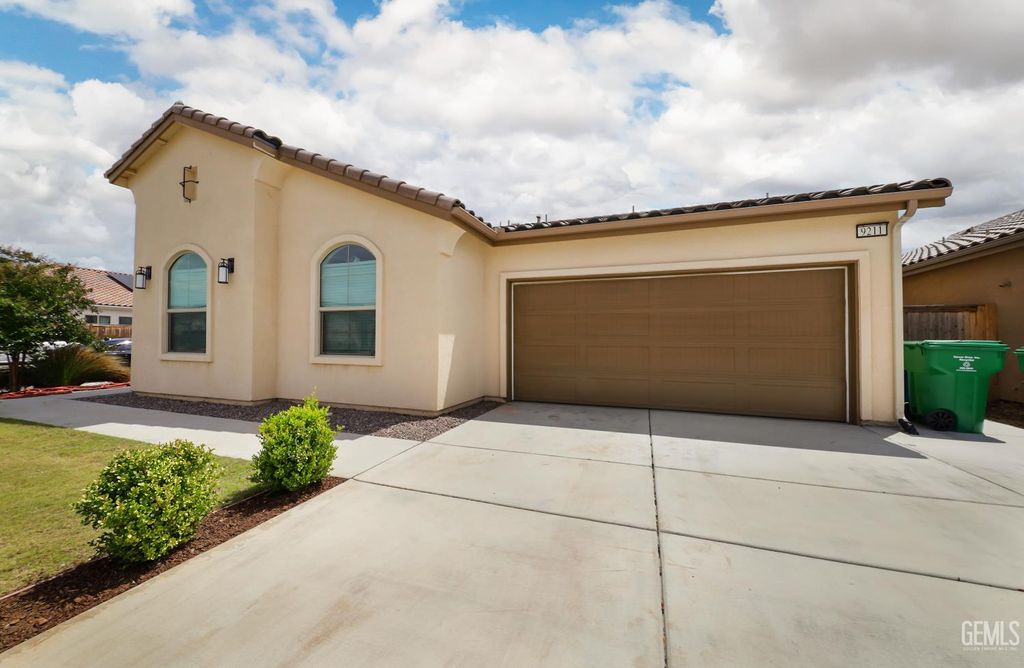 Photo of 9211 Willow Terrace Drive, Shafter, CA 93263 (MLS # 202604889)