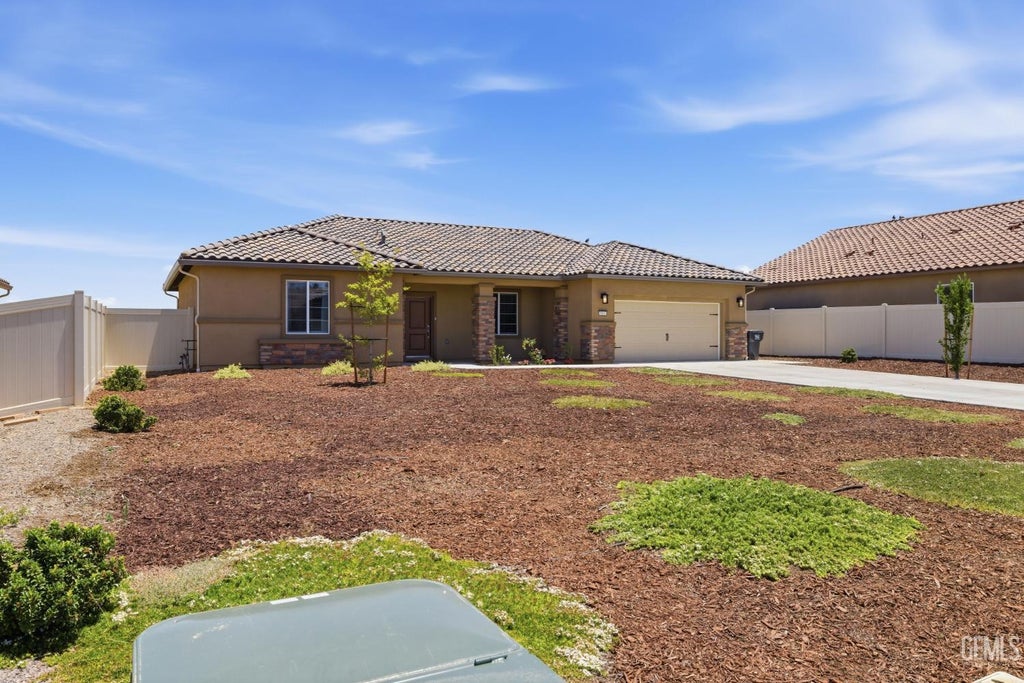Photo of 5101 Chukchansi Avenue, Bakersfield, CA 93306 (MLS # 202606166)