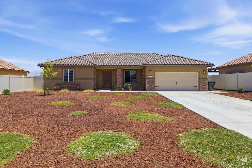 Photo of 5101 Chukchansi Avenue, Bakersfield, CA 93306 (MLS # 202606166)