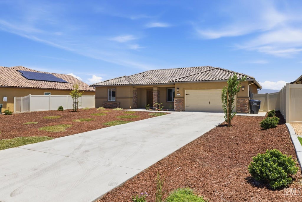 Photo of 5101 Chukchansi Avenue, Bakersfield, CA 93306 (MLS # 202606166)