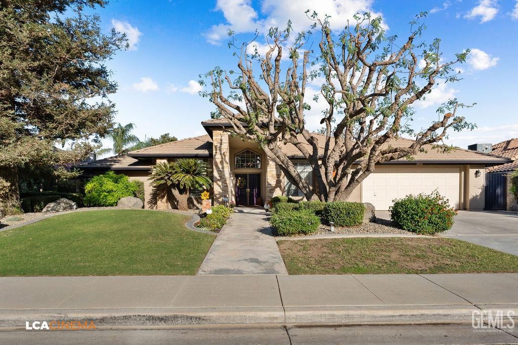 Photo of 2512 Oak View Court, Bakersfield, CA 93311 (MLS # 202610433)