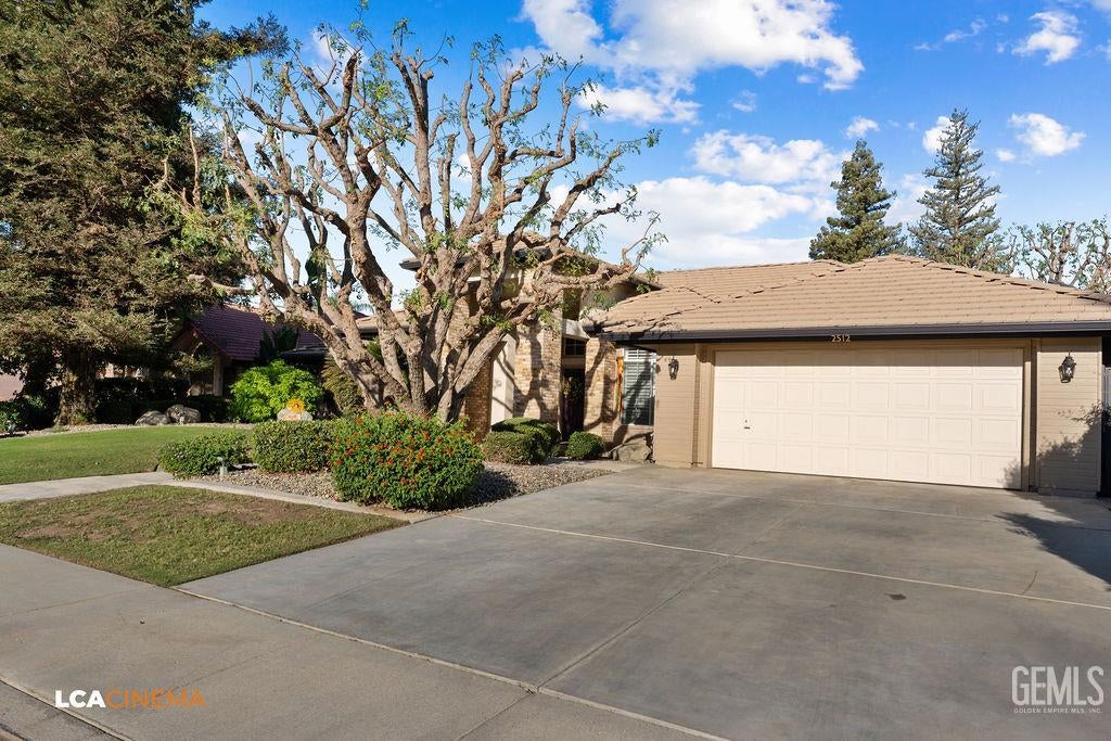 Photo of 2512 Oak View Court, Bakersfield, CA 93311 (MLS # 202610433)