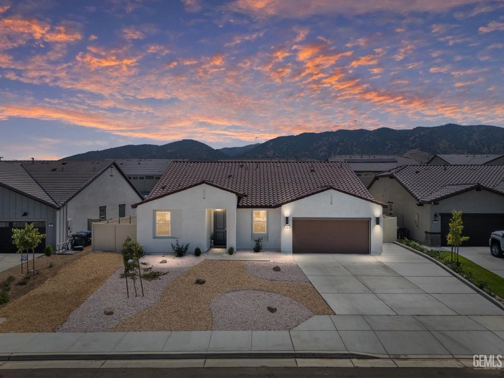 Photo of 212 Artina Court, Tehachapi, CA 93561 (MLS # 202510167)