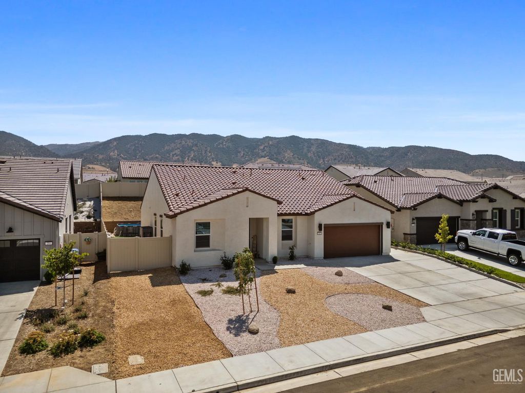 Photo of 212 Artina Court, Tehachapi, CA 93561 (MLS # 202510167)