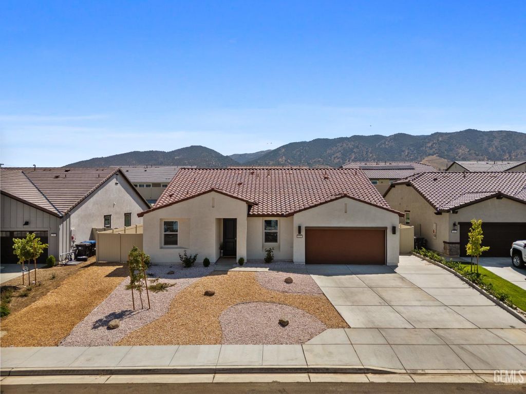 Photo of 212 Artina Court, Tehachapi, CA 93561 (MLS # 202510167)