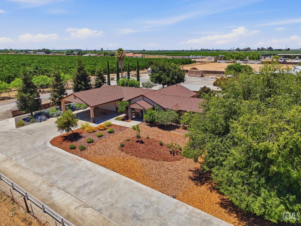 Photo of 597 Crawford Avenue, Porterville, CA 93257 (MLS # 202609391)