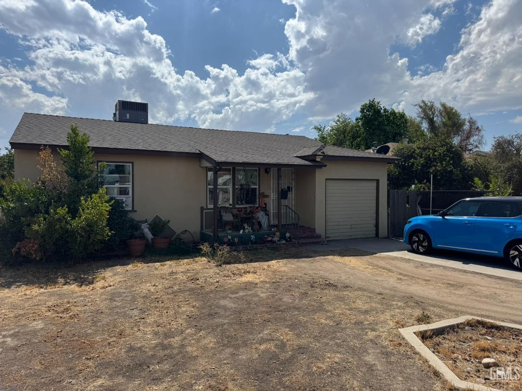 Photo of 439 Arvin Street, Bakersfield, CA 93308 (MLS # 202510910)