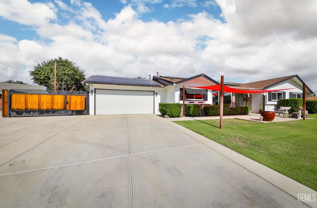 Photo of 3200 Joshua Court, Bakersfield, CA 93301 (MLS # 202511046)