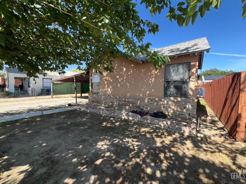 Photo of 105 Polk Street, Taft, CA 93268 (MLS # 202511149)