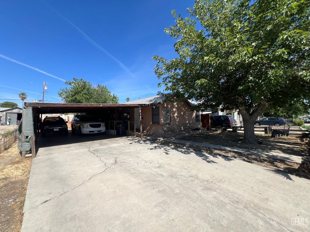 Photo of 105 Polk Street, Taft, CA 93268 (MLS # 202511149)