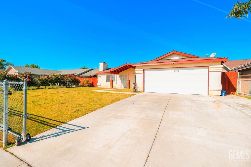 Photo of 114 Sowerby Village Lane, Bakersfield, CA 93307 (MLS # 202603786)