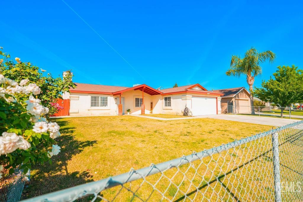 Photo of 114 Sowerby Village Lane, Bakersfield, CA 93307 (MLS # 202603786)