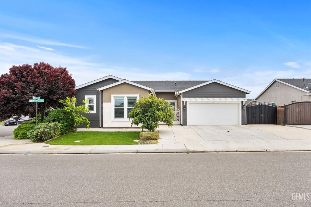 Photo of 9223 Manor Glen Lane, Shafter, CA 93263 (MLS # 202603860)