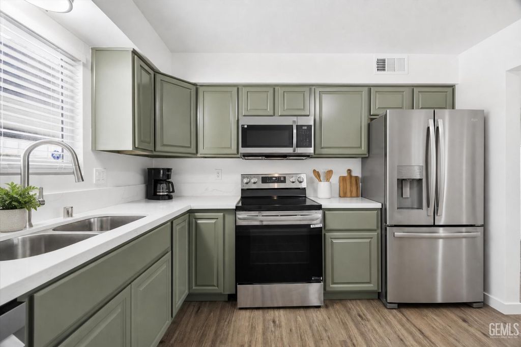 Photo of 609 Taylor Street #17, Bakersfield, CA 93309 (MLS # 202605350)