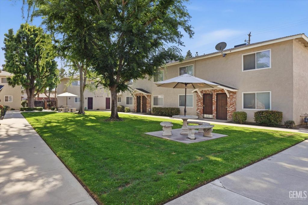Photo of 609 Taylor Street #17, Bakersfield, CA 93309 (MLS # 202605350)
