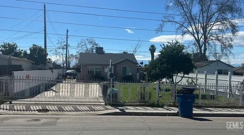 621 Columbus Street, Bakersfield, CA 93305 - MLS#: 202402005