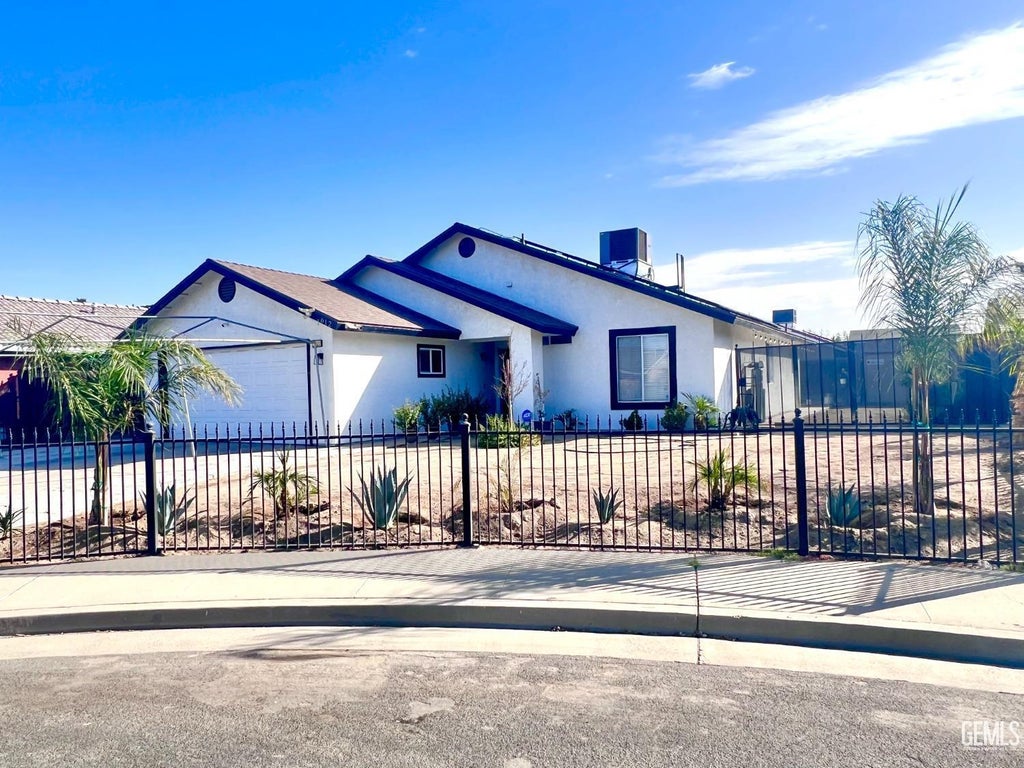 Photo of 1612 Xenia Court, Delano, CA 93215 (MLS # 202607700)