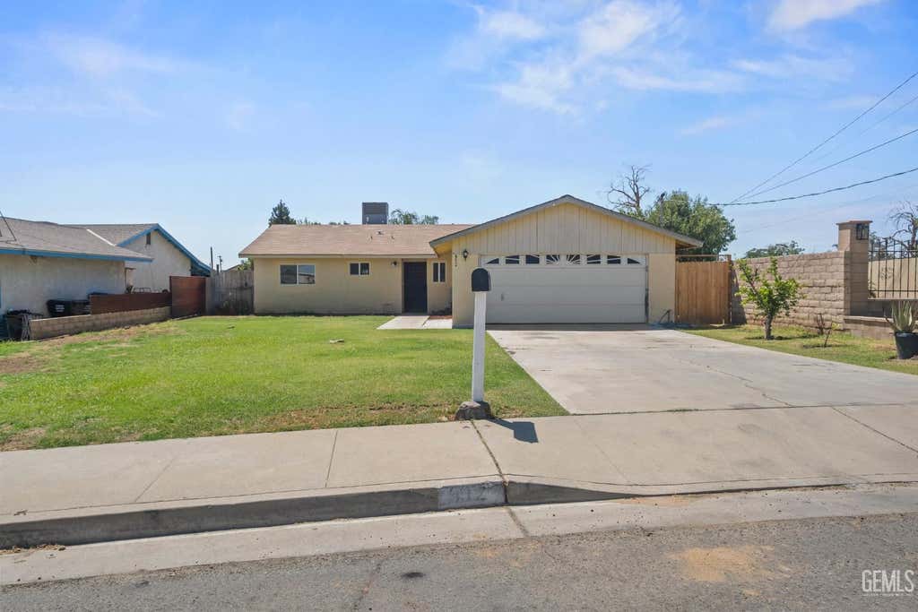 Photo of 912 Crane Street, Bakersfield, CA 93306 (MLS # 202608451)