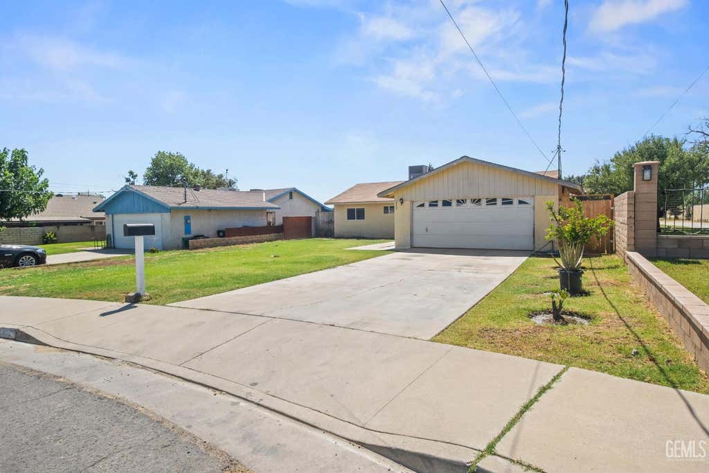 Photo of 912 Crane Street, Bakersfield, CA 93306 (MLS # 202608451)