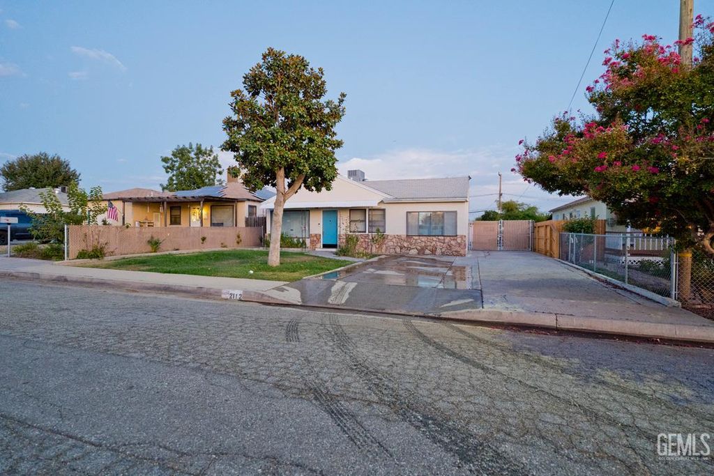Photo of 2112 Wingland Drive, Bakersfield, CA 93308 (MLS # 202511016)