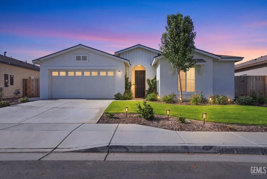 Photo of 913 Macclesfield Street, Bakersfield, CA 93307 (MLS # 202609034)