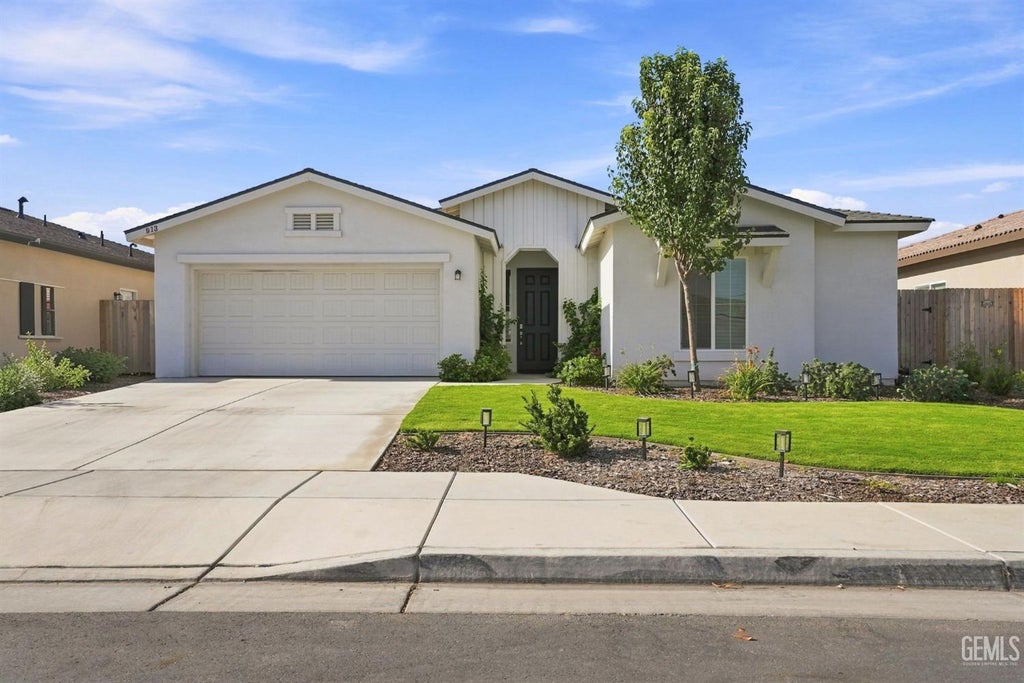Photo of 913 Macclesfield Street, Bakersfield, CA 93307 (MLS # 202609034)