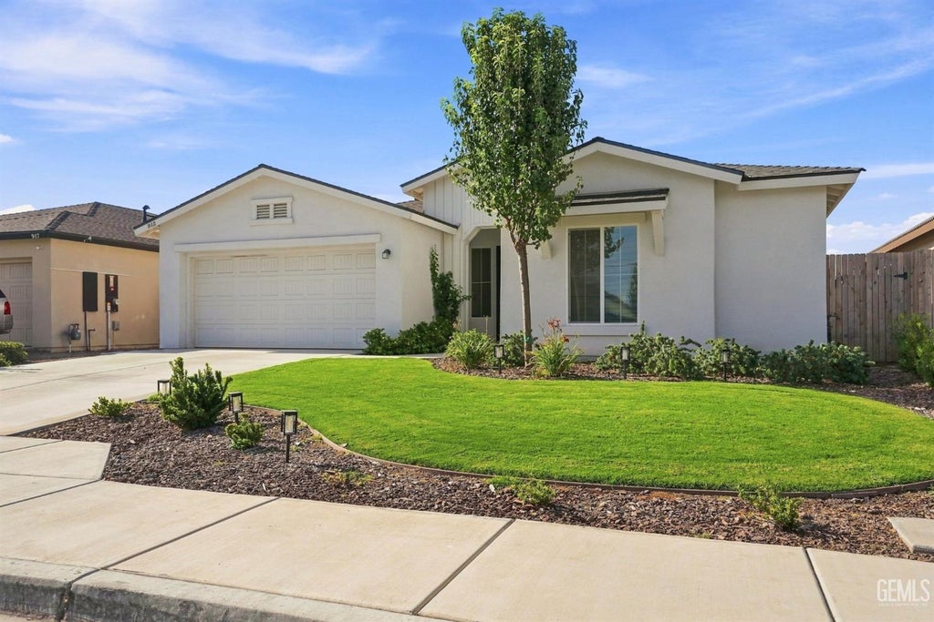 Photo of 913 Macclesfield Street, Bakersfield, CA 93307 (MLS # 202609034)