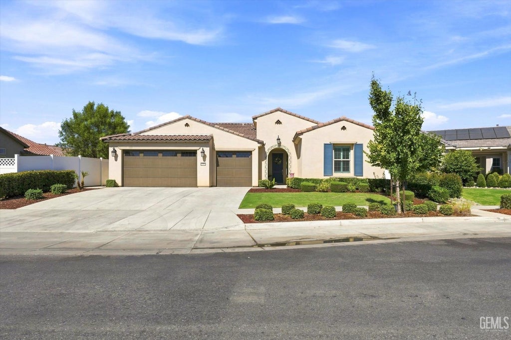 Photo of 1713 Somerset Street, Bakersfield, CA 93311 (MLS # 202608682)
